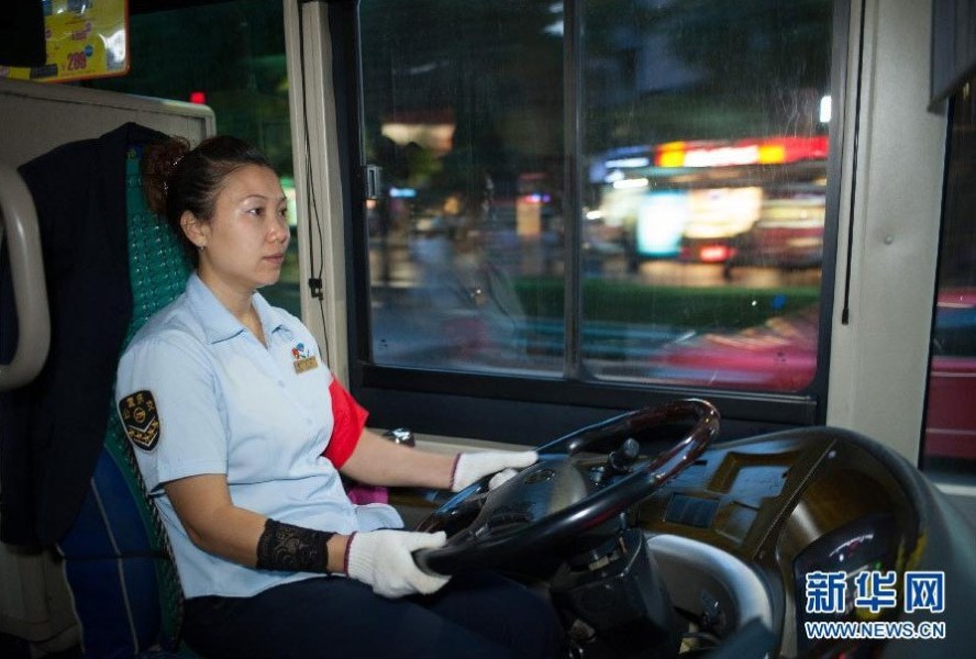 高清：公交女司机开路虎上班 清晨4点半起床