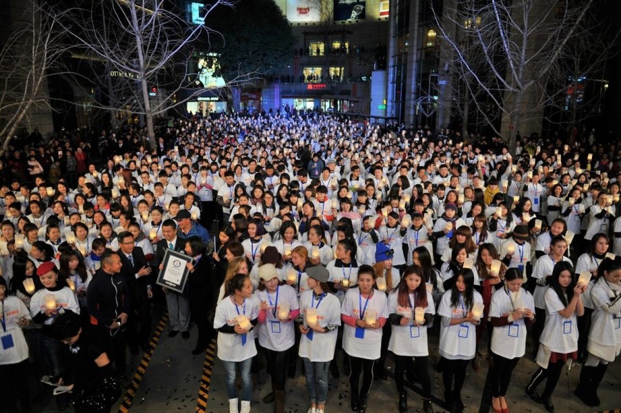 2015年1月16日晚上8点10分，昆明顺城广场，841名人同时吹灭蜡烛，刷新了2013年在印度创造的，由640人一起吹灭蜡烛的纪录。  