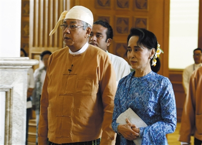 3月30日，缅甸内比都，当选总统吴廷觉（左）和民盟主席昂山素季（右）抵达联邦议会会议现场。 新华社记者 吴昂 摄