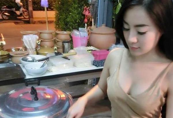     泰国小吃店现最美老板娘 身材傲人秒杀模特