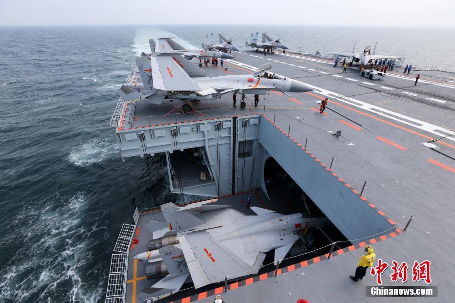 中国海军航母编队跨区机动训练顺利推进