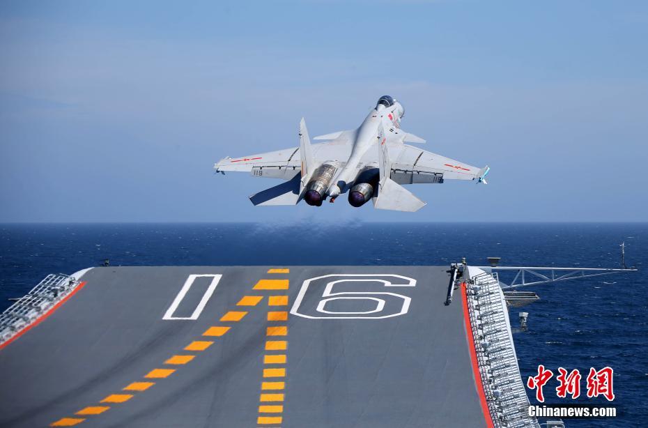 中国海军航母编队跨区机动训练顺利推进