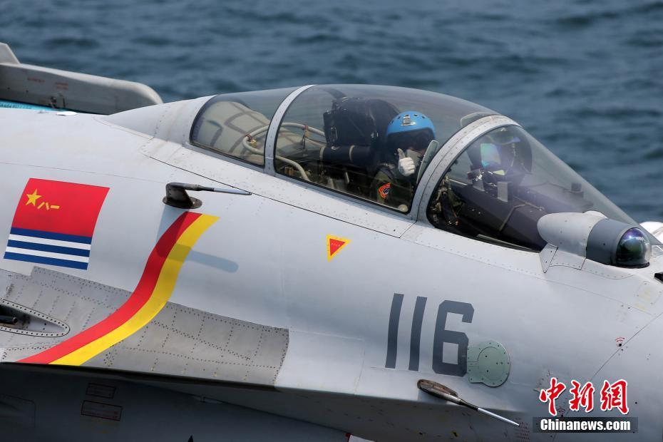 中国海军航母编队跨区机动训练顺利推进