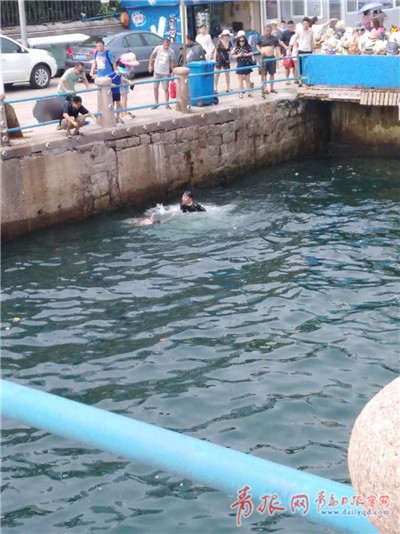 海边惊险一幕！7岁女童落水众人接力救援