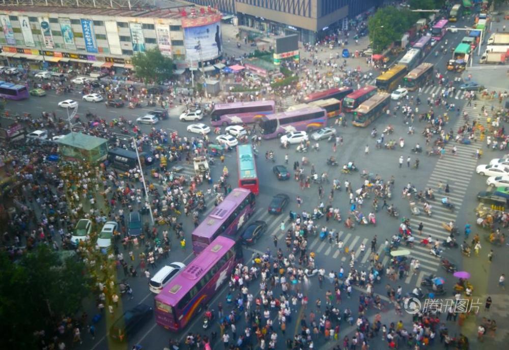 男子市区欲跳楼 数千人围观致交通瘫痪(图)