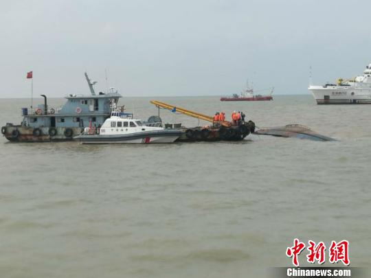 江苏黄海海域被撞渔船救援现场。