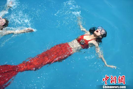 重庆“美人鱼”戏水乐享清凉