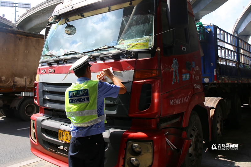 大货违停立交桥下 李沧交警一连查获10辆