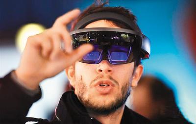 图为在法国拉瓦尔举办的“拉瓦尔虚拟”科技展会上，来宾体验虚拟现实头戴式装置。新华社发