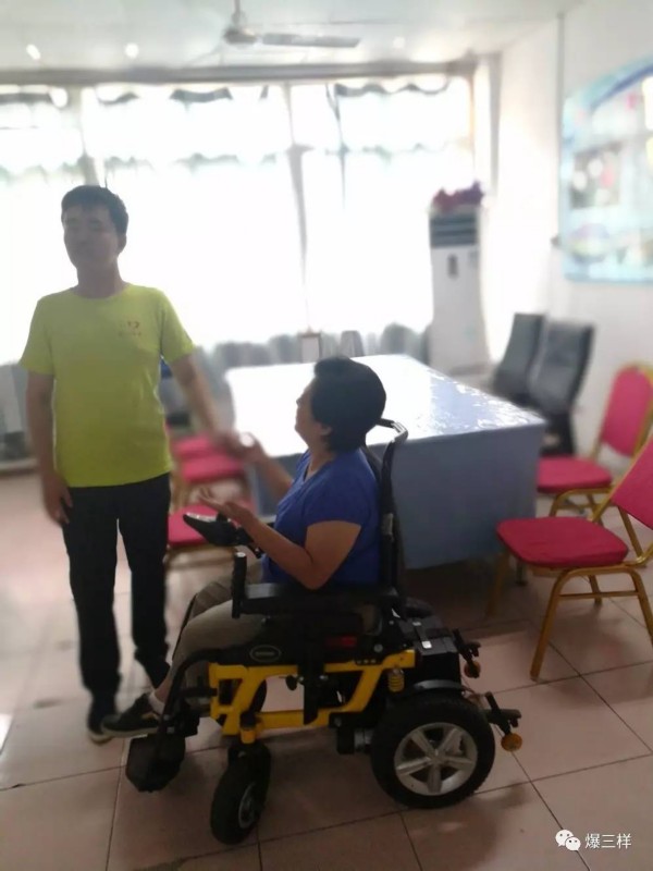 青岛裁缝轮椅上为阿玛尼打版 给39个残障儿当妈