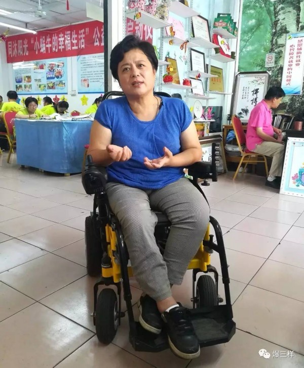 青岛裁缝轮椅上为阿玛尼打版 给39个残障儿当妈