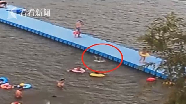 3岁男孩落水其父一旁玩手机市民跳湖12秒救人