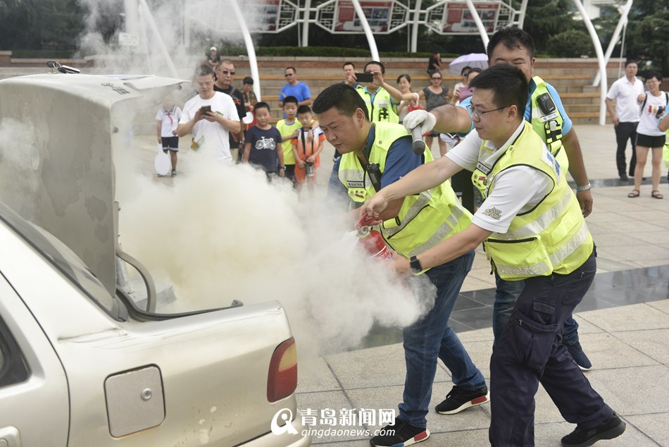 全国首支摩托车救援队亮相青岛 装配气囊马甲