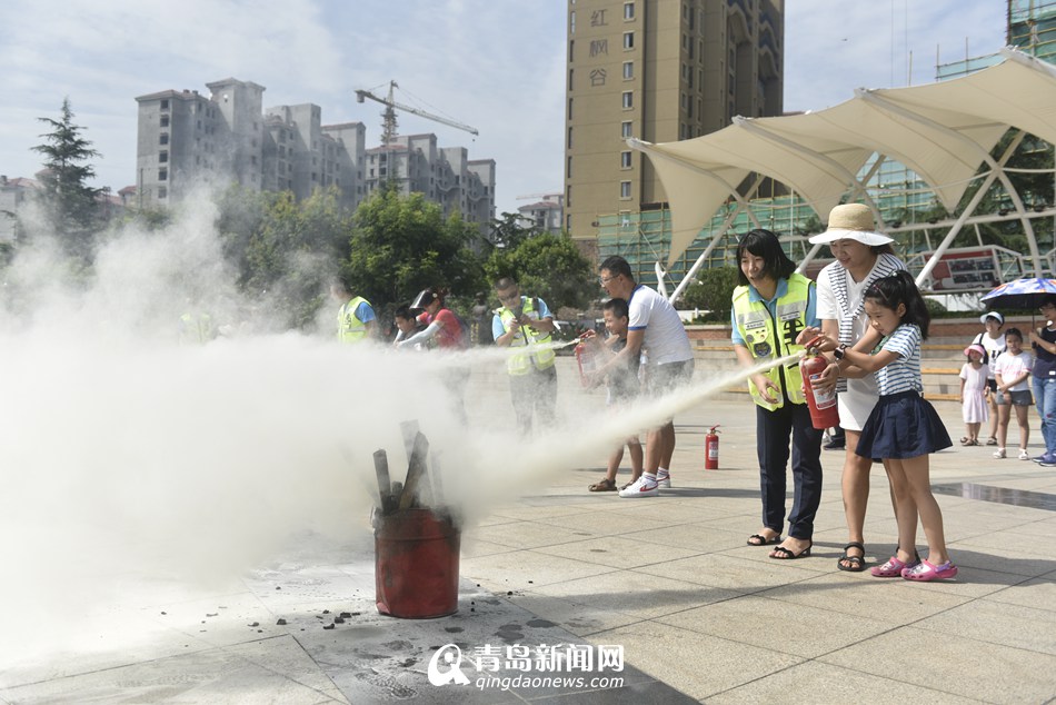 全国首支摩托车救援队亮相青岛 装配气囊马甲