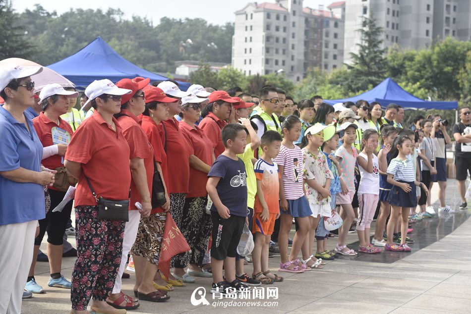 全国首支摩托车救援队亮相青岛 装配气囊马甲