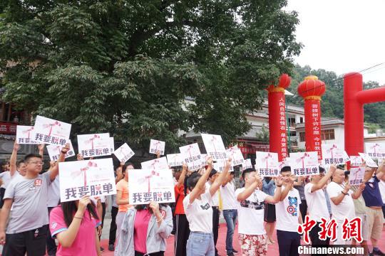 洛阳近百名单身男女齐聚菩提树下求脱单(图)