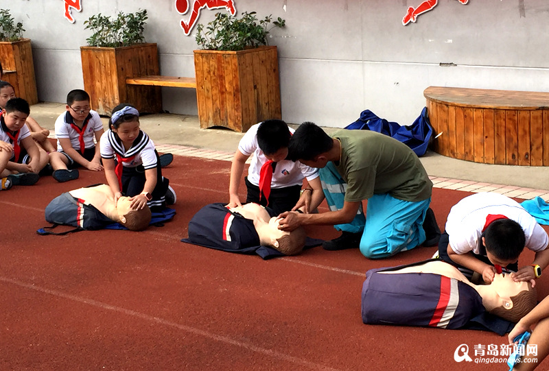 实拍桦川路小学开学第一课 老师陪学生学安全