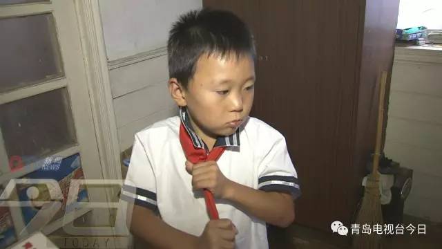 记得卖冰棍8岁男孩磊磊吗？昨天他穿上新校服