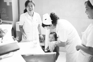 门诊工作人员在照顾小女孩。