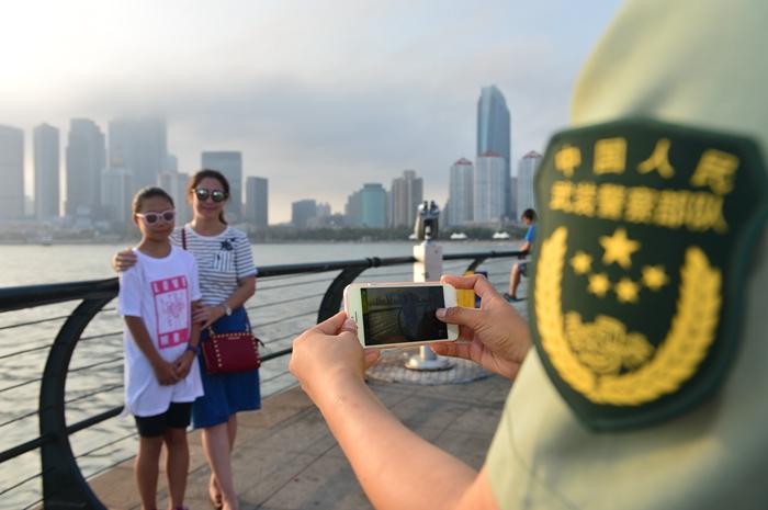 奥帆中心警花个个身怀绝技 成岛城靓丽风景线