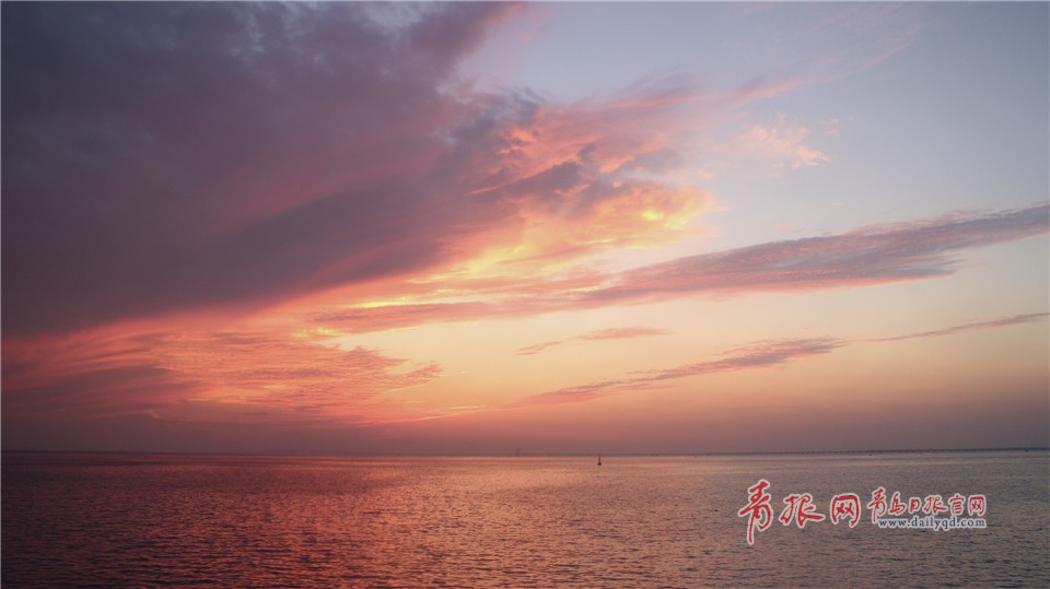 最美不过夕阳红 暮色中的胶州湾大桥绮丽如画