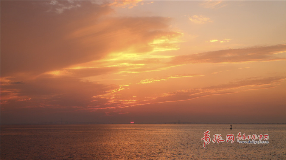 最美不过夕阳红 暮色中的胶州湾大桥绮丽如画