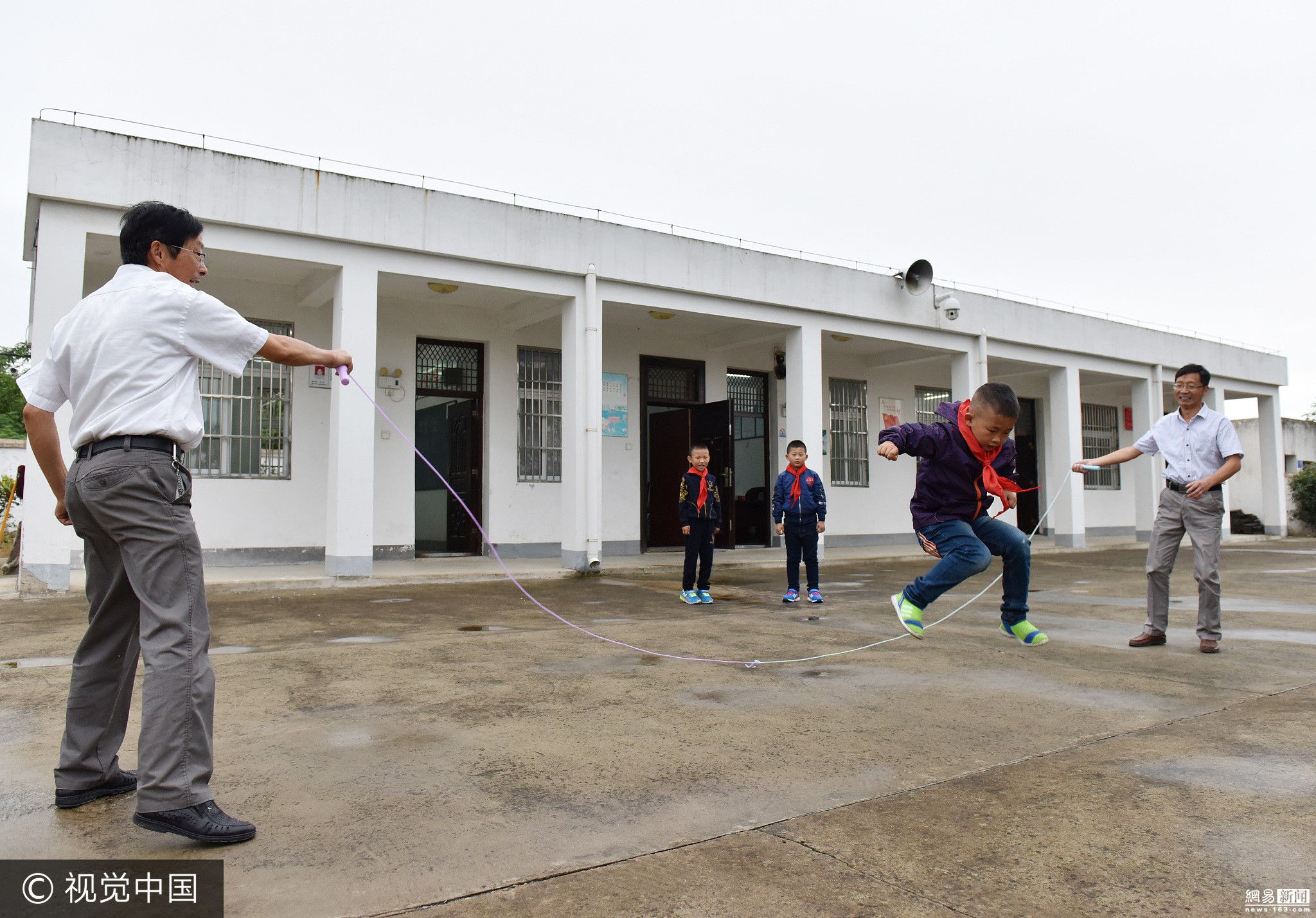 安徽“微型小学”开课 仅有两位老师三个娃