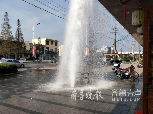 胶州一处人行道消防栓被撞断马路变10米喷泉