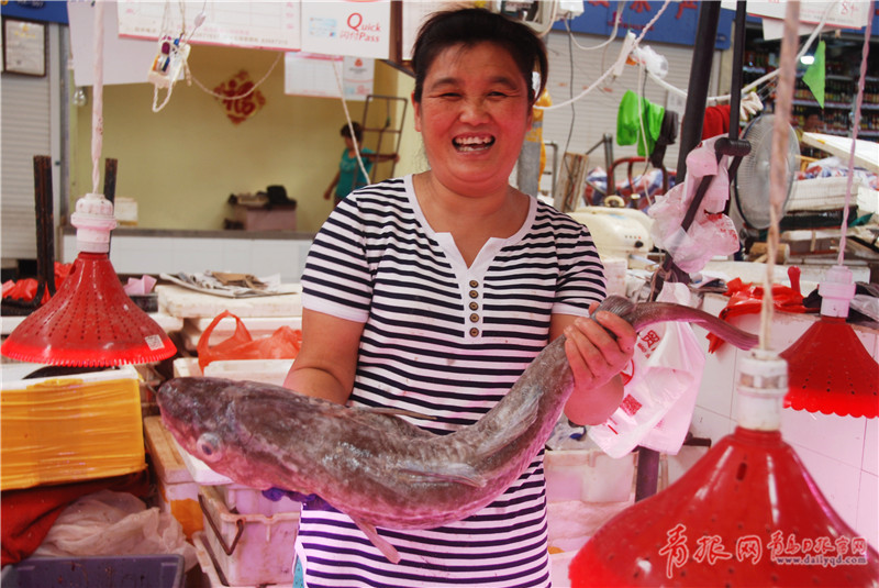 探访开海后农贸市场：海鲜种类繁多顾客挑花眼