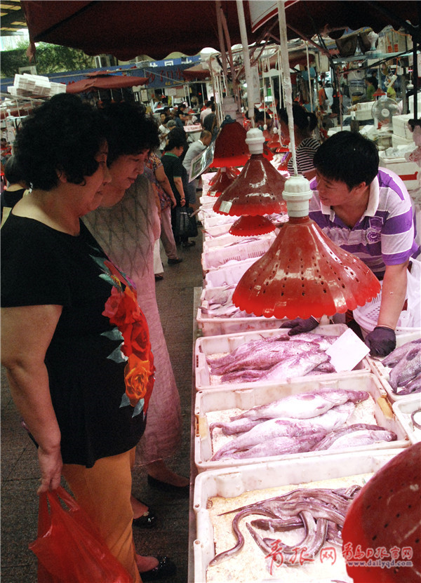 探访开海后农贸市场：海鲜种类繁多顾客挑花眼