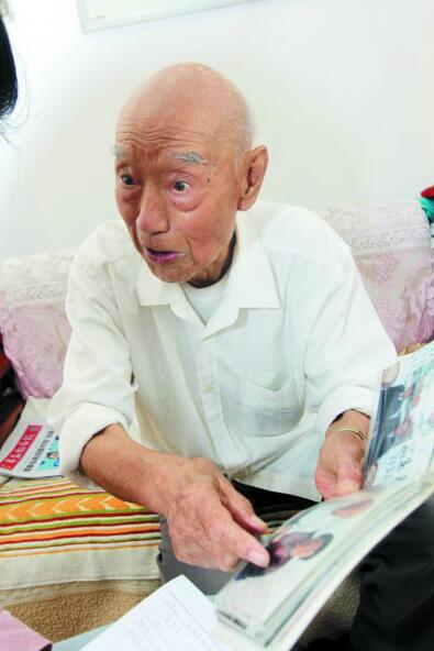 青岛97岁老教师:学生的问候是最好的礼物(图)