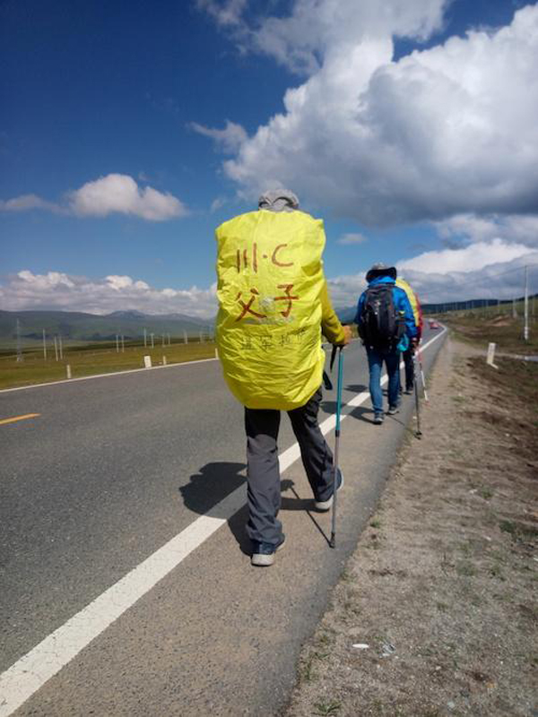 父亲带12岁儿子徒步川藏线：背20斤 每天走60里
