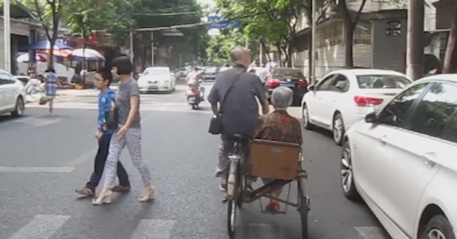 暖！老人数十年坚持用偏斗自行车载老伴逛街