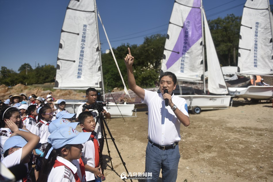实拍文登路小学校级帆船赛 征服大海的小学生