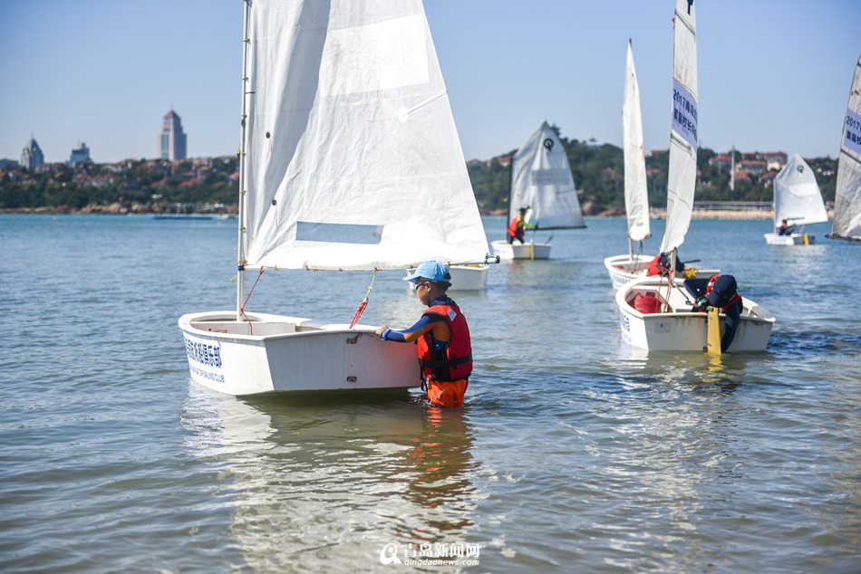 实拍文登路小学校级帆船赛 征服大海的小学生