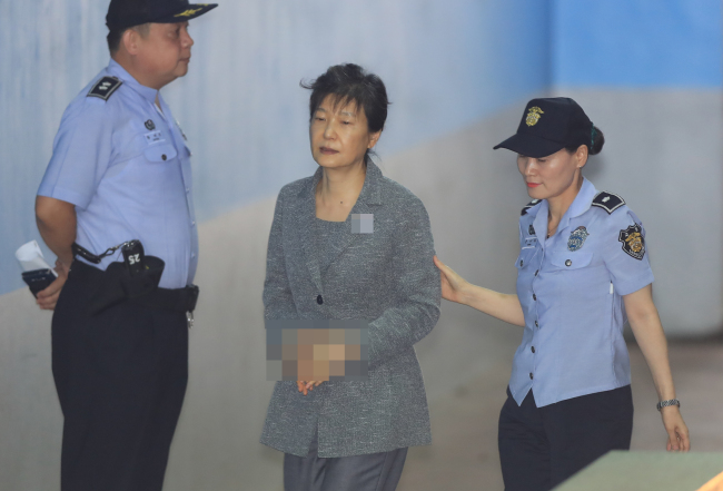 朴槿惠狱中被逼“自行退党” 现身法庭脸色难看