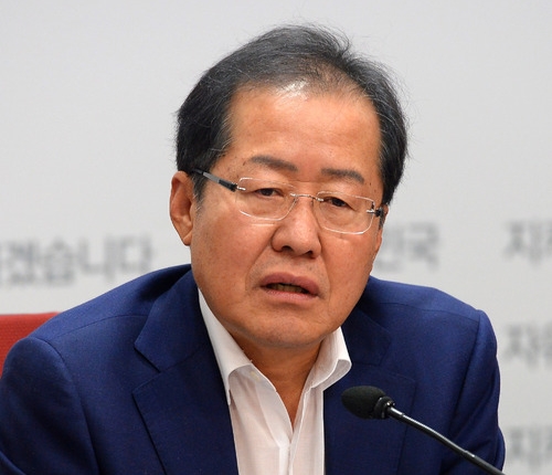 朴槿惠狱中被逼“自行退党” 现身法庭脸色难看