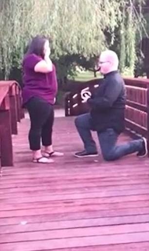 美国一男子桥上求婚遇尴尬 价值2万元戒指落水