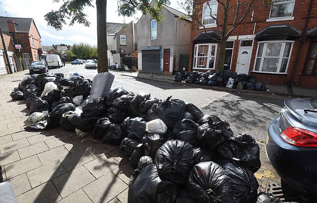 英伯明翰清洁工人罢工 垃圾堆积1米高臭气熏天