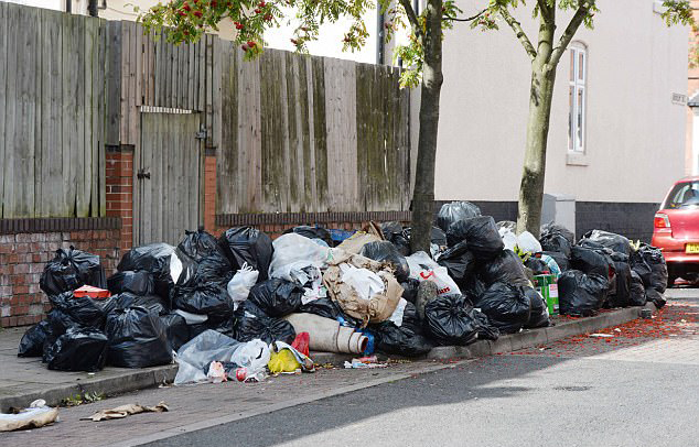 英伯明翰清洁工人罢工 垃圾堆积1米高臭气熏天