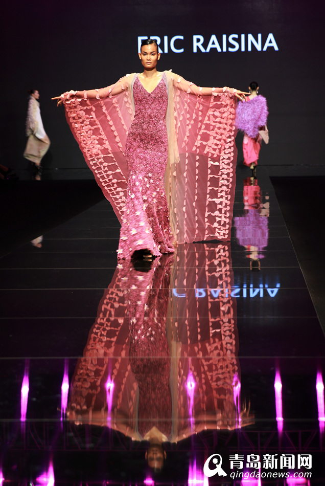 青岛国际时装周开幕 新锐设计师超模云集
