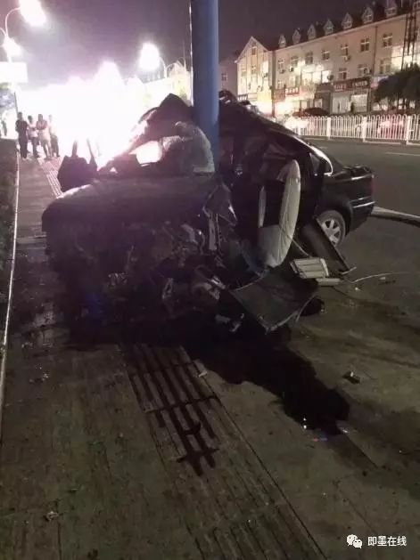 即墨市区发生一起严重车祸 车内俩人当场死亡
