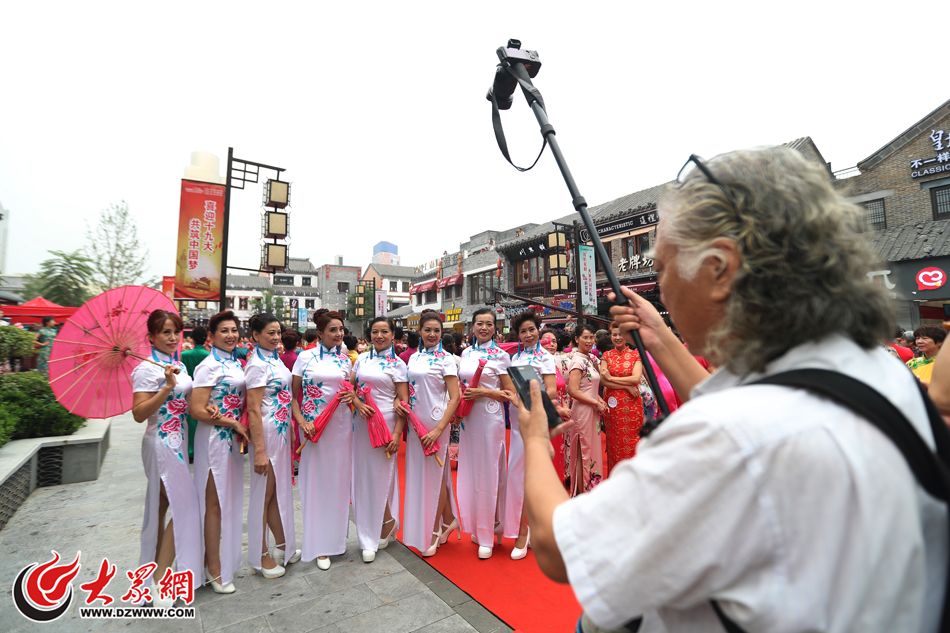 组图：济南200名大妈着旗袍走秀 引路人围观