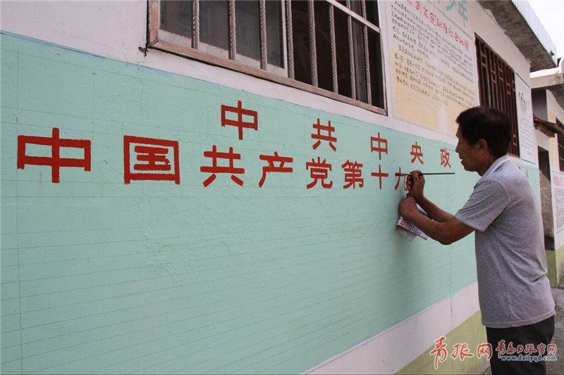 青岛85岁老人创办文化胡同 手绘百米墙画(图)