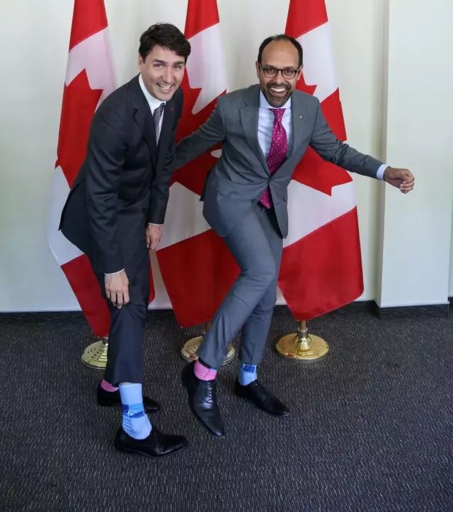 加拿大总理吸引眼球的特殊技能:“袜子外交”