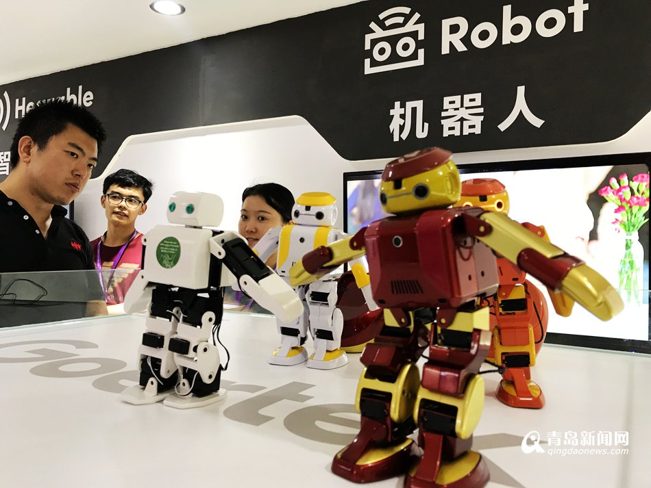 中国电博会在青开幕 智能机器人抢眼