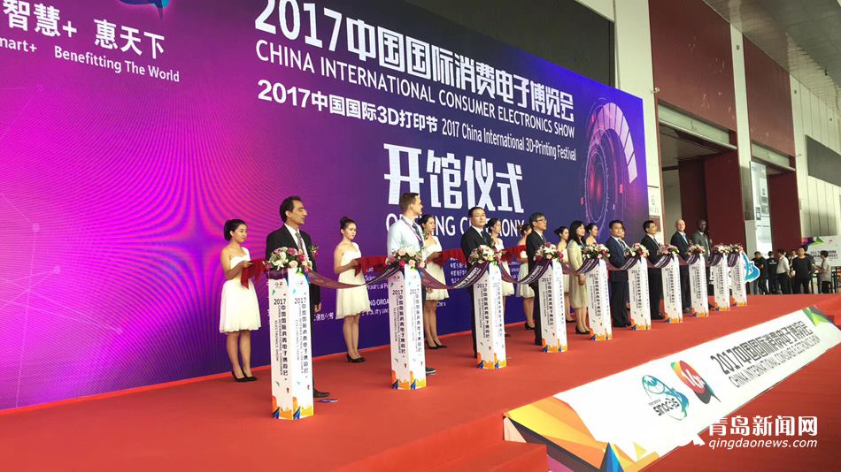 中国电博会在青开幕 智能机器人抢眼