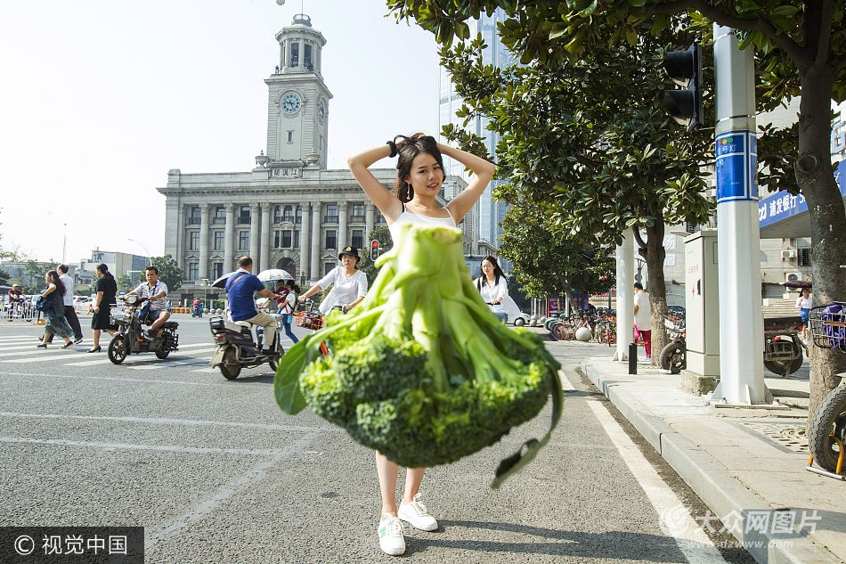 组图：水果蔬菜服装“穿”上街头 创意十足