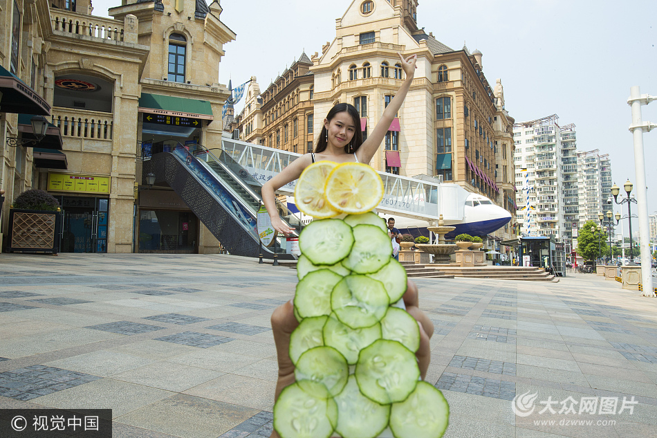 组图：水果蔬菜服装“穿”上街头 创意十足