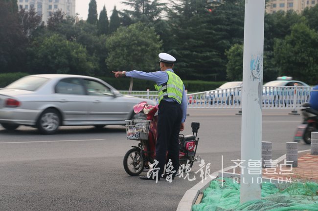 斑马线前不礼让 胶州40余名机动车司机被罚